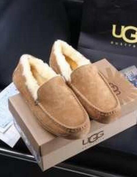 天然のシープスキン素材に　アグUGG　男性用 アスコット インナーボアモカシンシューズ 25721247