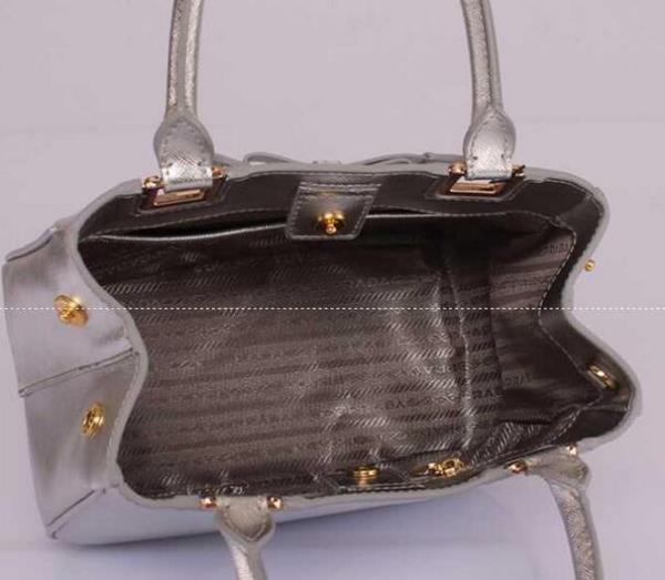 定番中の定番PRADA プラダハンドバッグ新作 入手困難なバッグ