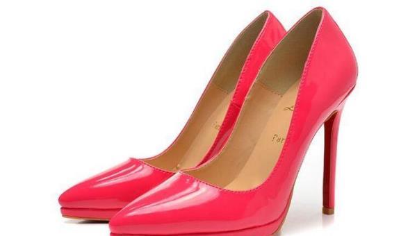 最旬ファッションアイテム CHRISTIAN LOUBOUTINクリスチャンルブタン 　低頃な価格レディースパンプス人気 通販