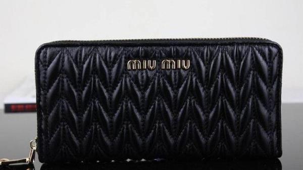  レディースファッションミュウミュウ　圧倒的な存在感があるMIUMIU財布 新作
