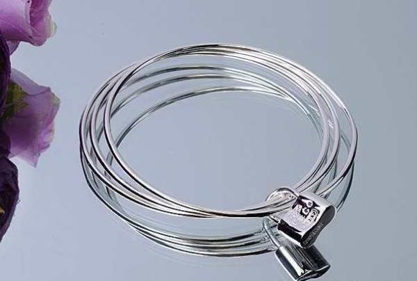 有名人に愛用できるTIFFANY&CO ティファニー  女性らしい抜け感のバングル