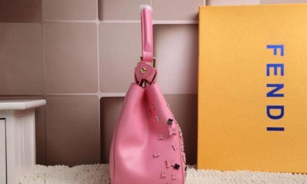 長らく愛されるFENDI フェンディ ファスナーポケット付　 高品質のバックパック　ピンク