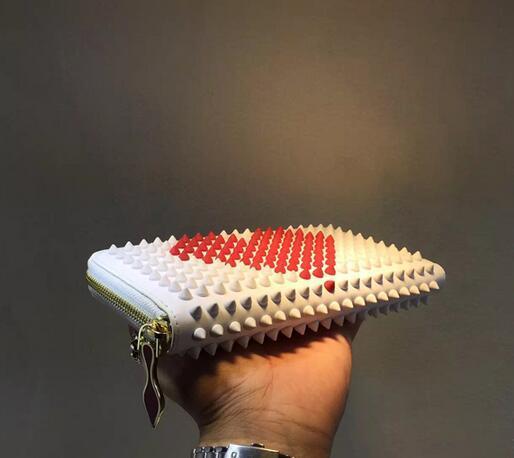 一味違うクリスチャンルブタン 偽物 Christian Louboutin  オシャレ度もスタイルアップスタッズウォレット.