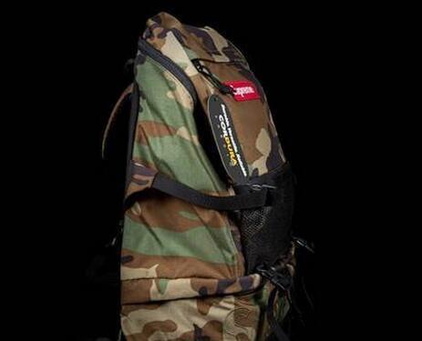 完売品　Supreme 15FW Contour Backpack 　コンツアー バックパック 個性的なデザイン　ウッドランドカモ.
