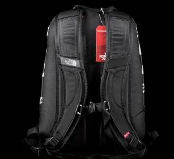 大容量のあるアイテム　Supreme 15FW The North Face Base Camp Crimp Backpack シュプリーム ベースキャンプクリンプ　愛用できるバックパック.
