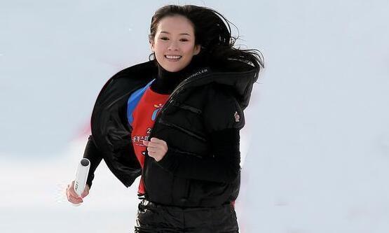 存在感のあるモンクレール　個性的な装い　レディースダウンジャケット.