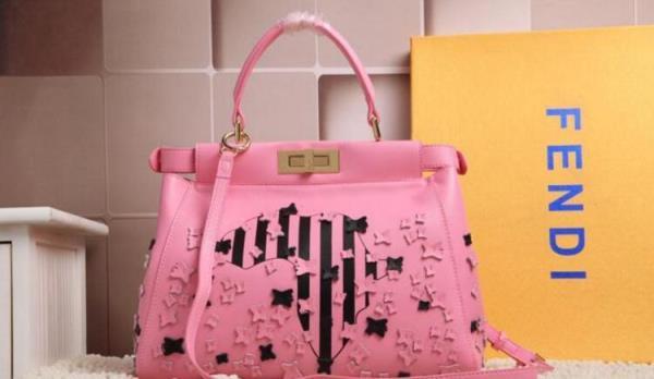 長らく愛されるFENDI フェンディ ファスナーポケット付　 高品質のバックパック　ピンク