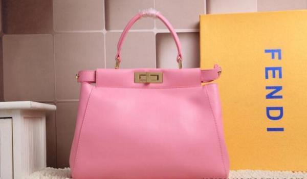 長らく愛されるFENDI フェンディ ファスナーポケット付　 高品質のバックパック　ピンク