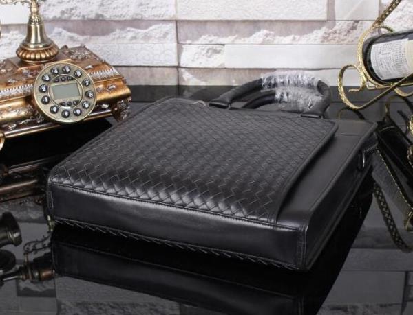 完売品 BOTTEGA VENETA ボッテガ ブランド 　 高級感のあるショルダーベルト付バッグ ブランド 20代