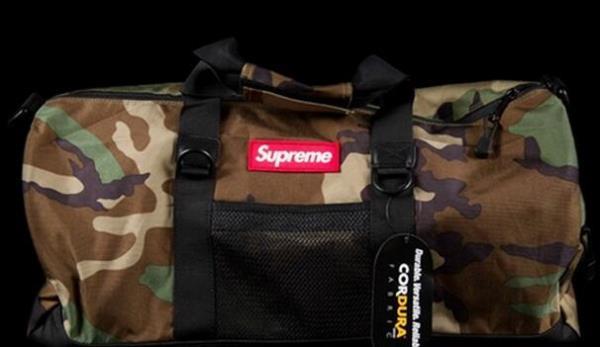 レジャーの必須アイテム　Supreme シュプリーム　コンツアーダッフルバッグ　カモフラージュ.
