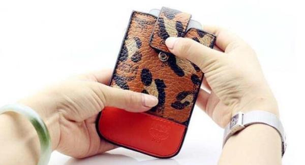 落下を防ぐMCM エムシーエム コピー 　上品上質なiPhone5/5S 専用携帯ケース.