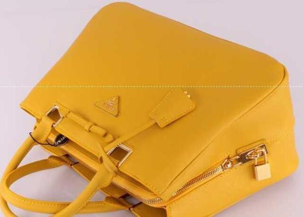 上品で洗練されたPRADA プラダ　レディース手持ち&ショルダー掛けバッグ.　