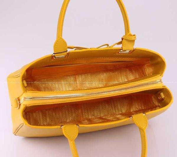 上品で洗練されたPRADA プラダ　レディース手持ち&ショルダー掛けバッグ.　