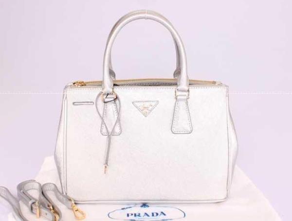完売品　PRADA プラダ　高級感があるレディース手持ち&ショルダー掛けバッグ.