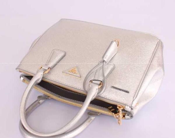 完売品　PRADA プラダ　高級感があるレディース手持ち&ショルダー掛けバッグ.