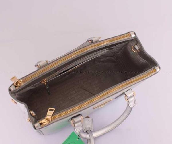完売品　PRADA プラダ　高級感があるレディース手持ち&ショルダー掛けバッグ.
