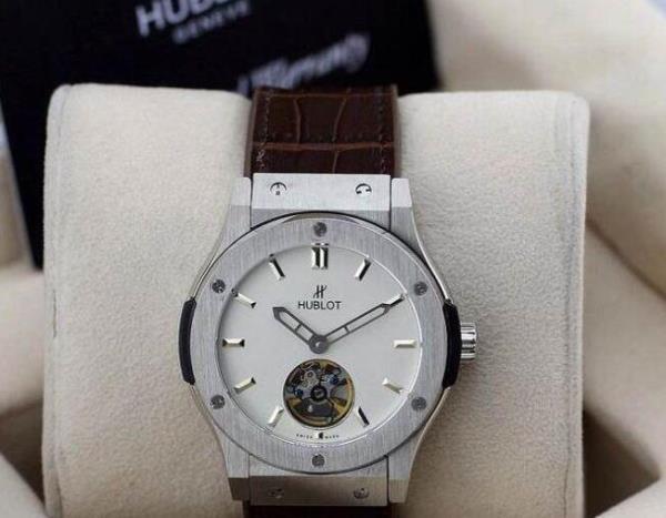 プレゼントに　 HUBLOT ウブロ 高品質を楽しめる腕時計. 