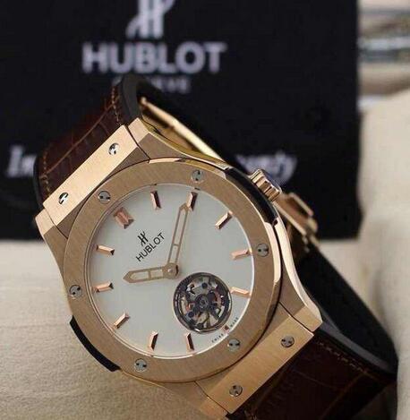 一味が違うアイテム　 HUBLOT ウブロ　クラシックな雰囲気に溢れる腕時計.