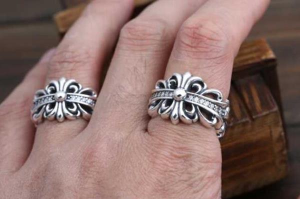 強い存在感を放ちクロムハーツ　CHROME HEARTS 不思議な魅力のあるシルバー指輪.