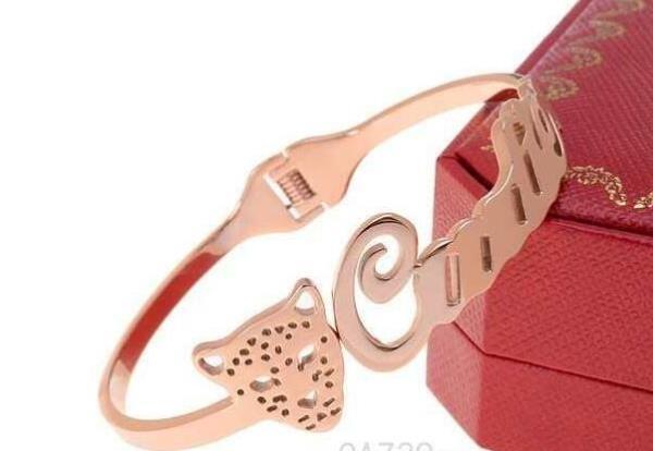 華やかなCARTIER コピー　カルティエ 女性らしい手元を演出するバングル.