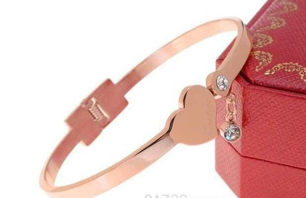 魅せる大人の上品さ CARTIER カルティエ スーパーコピー さりげなくアピールするバングル.