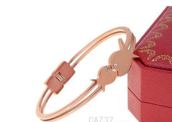 重厚感は残したCARTIER カルティエコピー　品質にこだわるバングル.