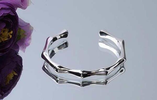 魅力を連載するブランドTiffany & Co ティファニー　存在感を誇張しすぎないバングル.