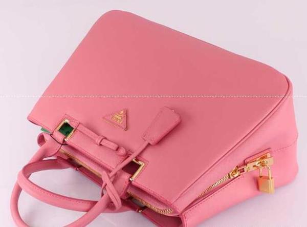 汎用性の高さも人気のPRADA プラダ　機能と美貌を両立したレディース手持ち&ショルダー掛け.
