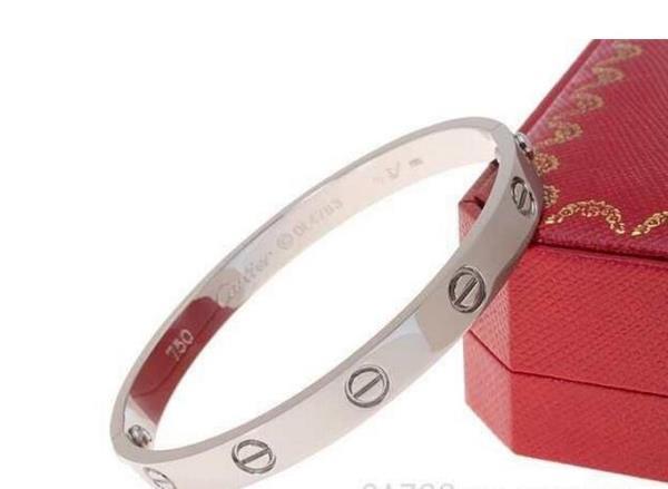 ファッション感が高いCARTIER カルティエ 　女性らしい手元を演出してくれるバングル.