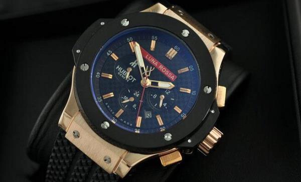 人気急上昇 Hublotウブロ  6針クロノグラフ 日付表示機能性あるサファイヤクリスタル風防メンズ腕時計.