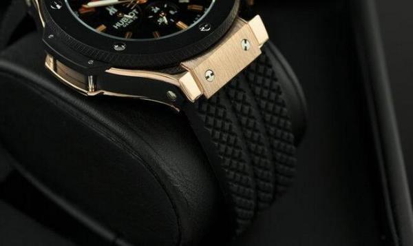 人気急上昇 Hublotウブロ  6針クロノグラフ 日付表示機能性あるサファイヤクリスタル風防メンズ腕時計.