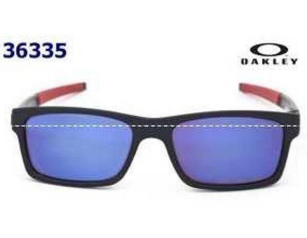 目を惹く存在感抜群のOAKLEY オークリー サングラス.