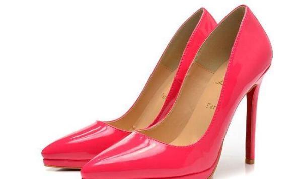 女らしさ引き立ているChristian Louboutinクリスチャンルブタン 大人クールなエレガントレディースパンプス.