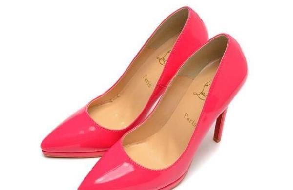 女らしさ引き立ているChristian Louboutinクリスチャンルブタン 大人クールなエレガントレディースパンプス.