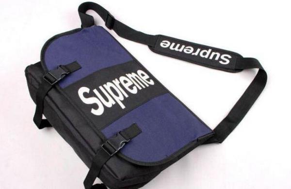 独特な雰囲気のSUPREME シュプリーム  柔らかく軽いのショルダーバッグ.