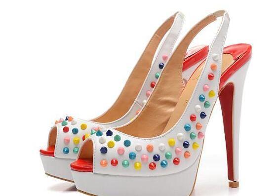 夏に重宝するChristian Louboutinクリスチャンルブタンコピー 　シンプルデザイン　パンプス.