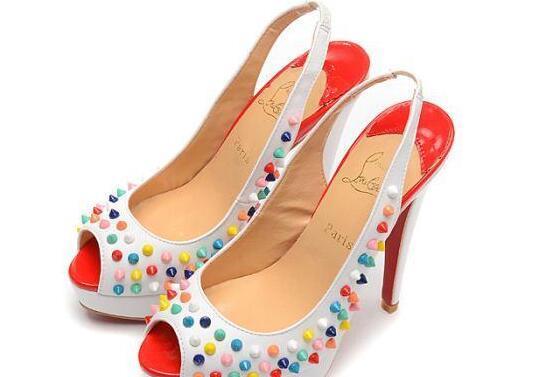 夏に重宝するChristian Louboutinクリスチャンルブタンコピー 　シンプルデザイン　パンプス.