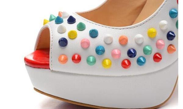 夏に重宝するChristian Louboutinクリスチャンルブタンコピー 　シンプルデザイン　パンプス.