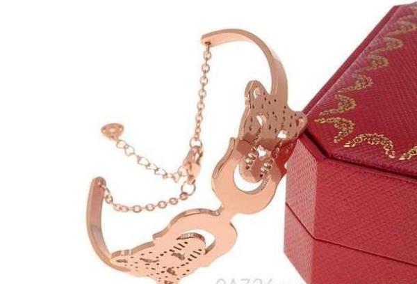 超人気新品 CARTIER カルティエコピー 　個性的なバングル.