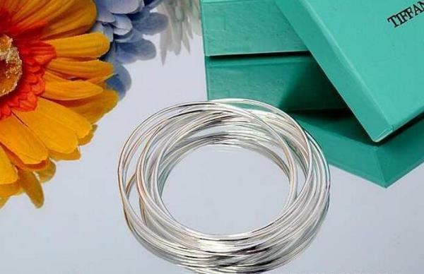 プレゼントにおすすめTiffany & Co ティファニー重厚感あるバングル.