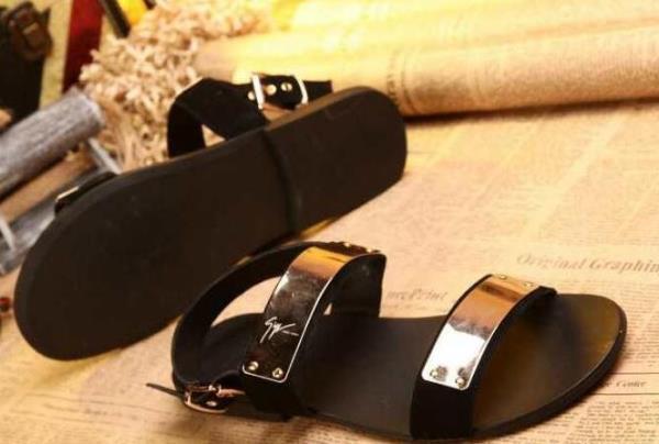 安定感あるGIUSEPPE ZANOTTI ジュゼッペ ザノッティコピー 歩きやすさも抜群 サンダル.