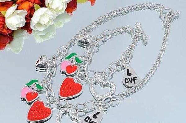HOT大人気　JUICY COUTURE ジューシークチュールエレガントな雰囲気ネックレス、ブレスレット2点セット.