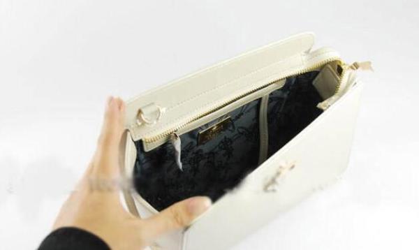 レザー調ステッチVIVIENNE WESTWOOD ヴィヴィアン ウエストウッド女性バッグ 人気ブランド ファスナー2WAY