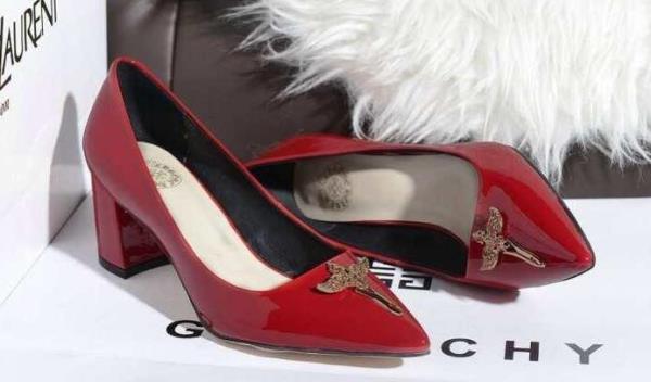 目を引くCHROME HEARTS クロムハーツ クロス コピー キュートなデザインのパンプス レッド