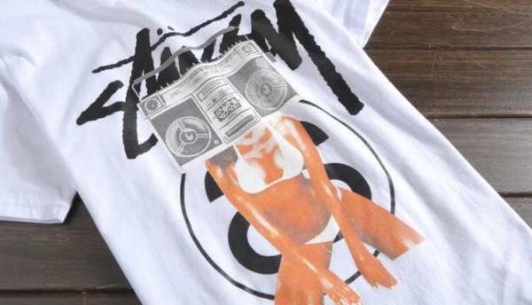 注目を集めるステューシーSTUSSY  大胆なロゴがカッコイイメンズTシャツ29276223