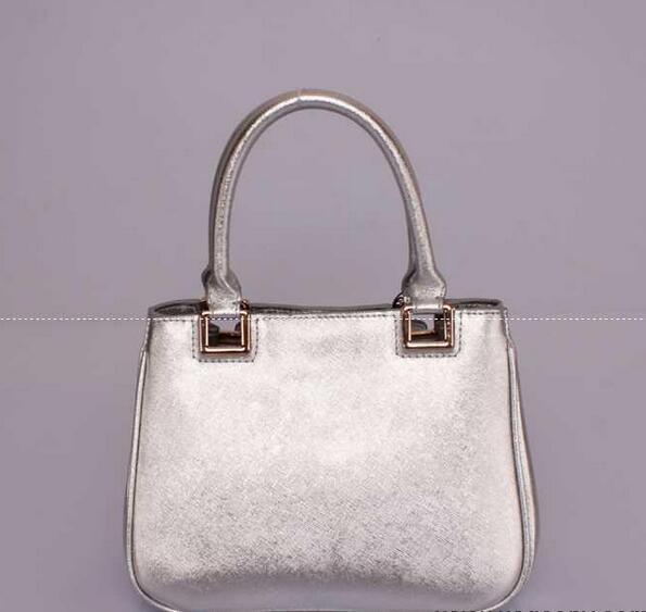 定番中の定番PRADA プラダハンドバッグ新作 入手困難なバッグ