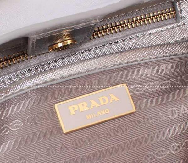 定番中の定番PRADA プラダハンドバッグ新作 入手困難なバッグ