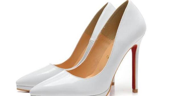 キレイめカラーのCHRISTIAN LOUBOUTIN　カジュアルアップするルブタンパンプス コピー