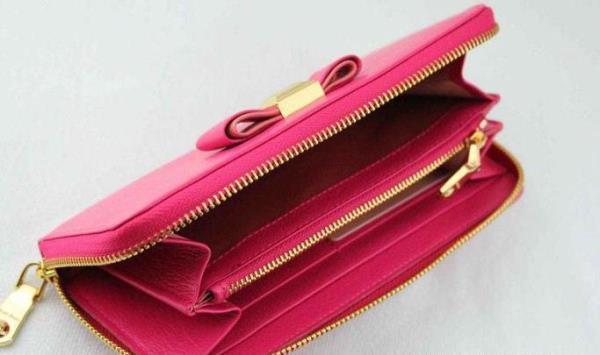 高く評価されている　MIUMIU 　新作　ミュウミュウ財布 レディース