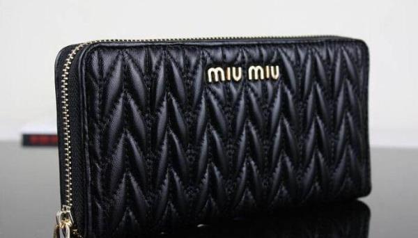  レディースファッションミュウミュウ　圧倒的な存在感があるMIUMIU財布 新作